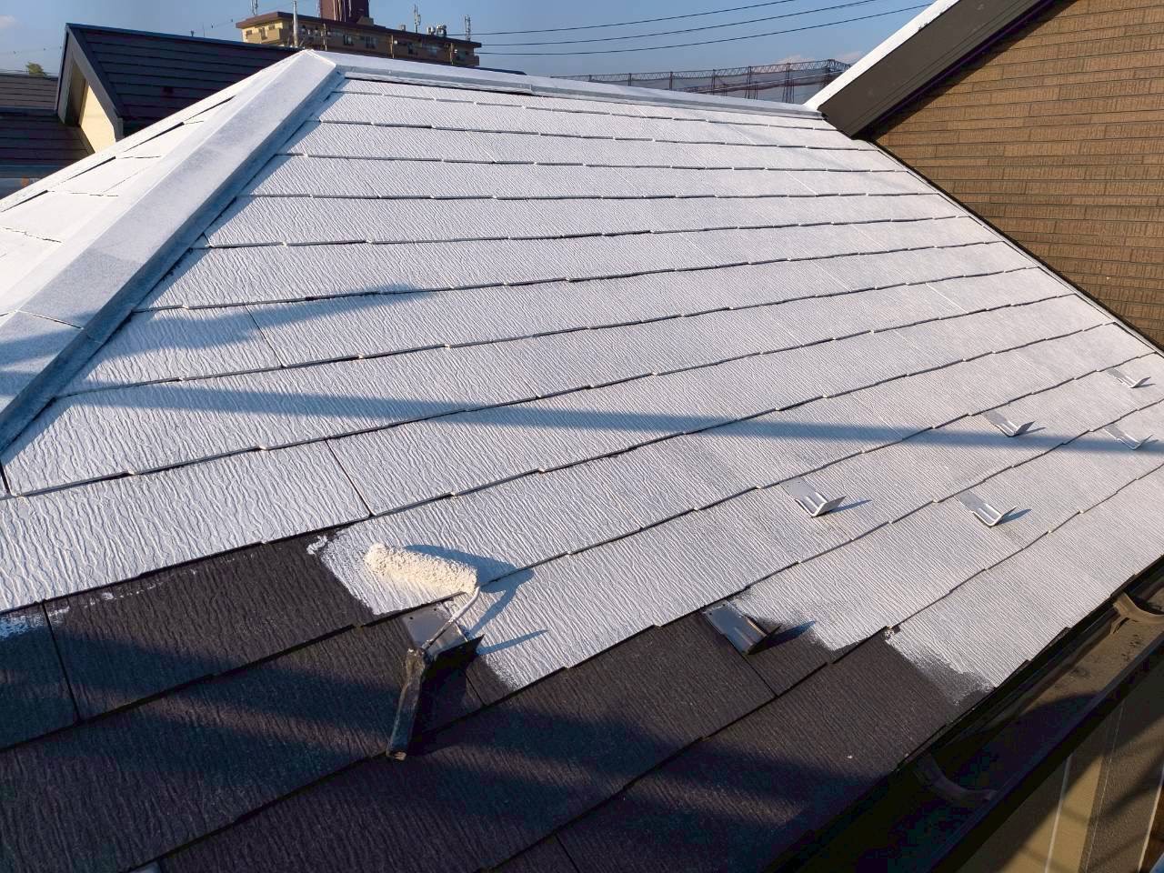 白い塗料で下塗り中